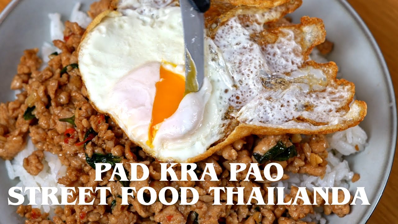 Pad Kra Pao autentic. Rețetă thailandeză simplă cu pui, orez și ou prăjit  Mâncare thailandeză acasă