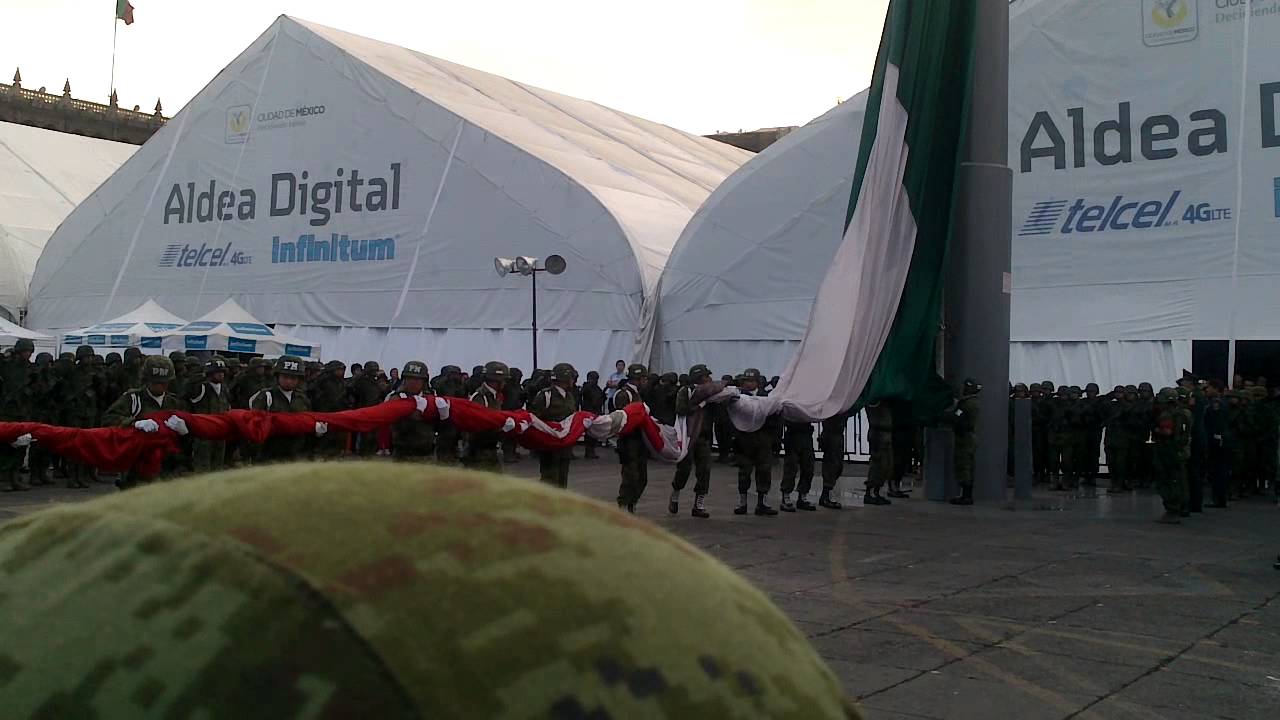 Ceremonia de arrio de la bandera mexicana