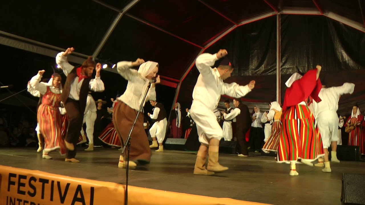 Madeiran folk dance: Mourisca das canhas & Viravira est&aacute; queimado