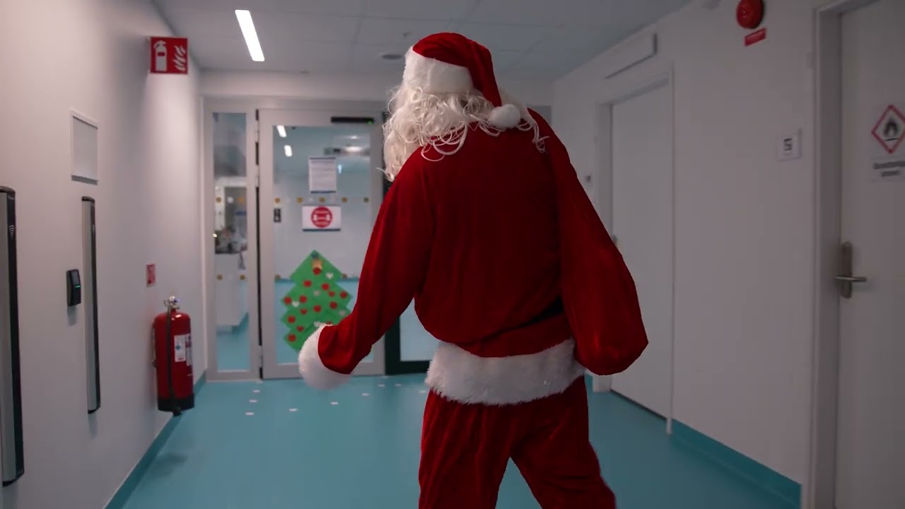Tomten anländer på julafton till Drottning Silvias barnsjukhus