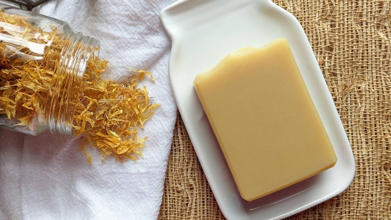 Making & Cutting Calendula Chamomile Coconut Milk Cold Process Soap / Soap Making