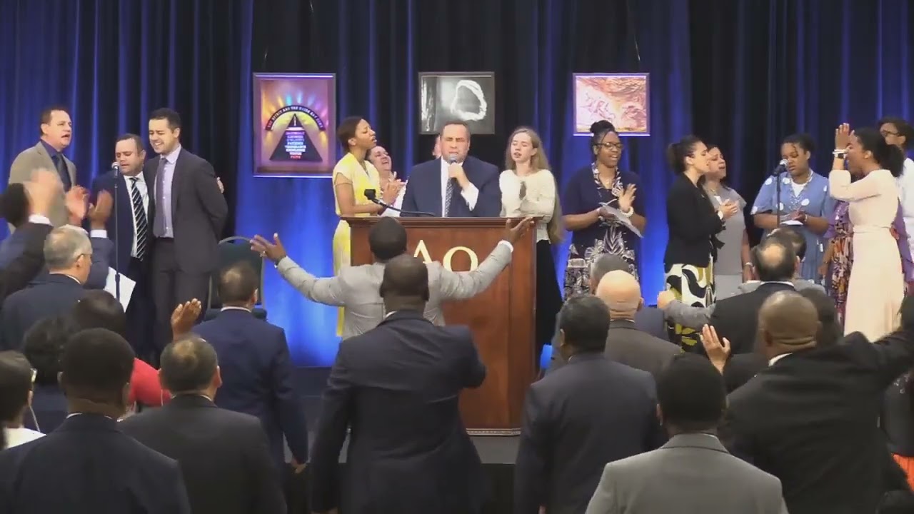 Hosanna! Roca bendita es Él. Hermano Joey Bellomo e iglesia.