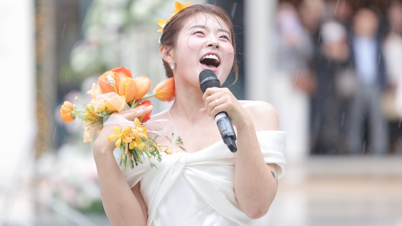 신부가 먼저 입장하는, 비오는 날의 낭만결혼식 a rainy day's romantic wedding with the bride entering first