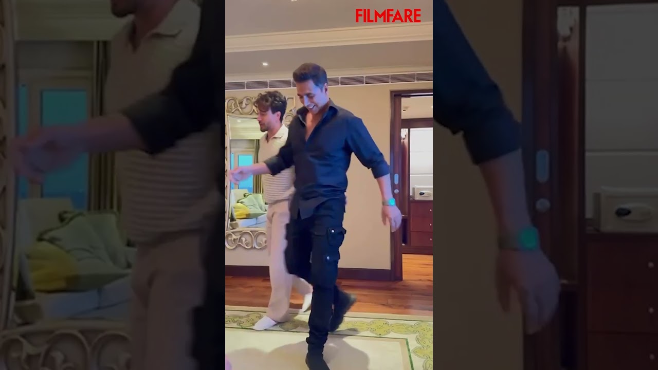 #AkshayKumar и #TigerShroff делятся забавным видео во время рекламной акции #BadeMiyanChoteMiyan. ❤️