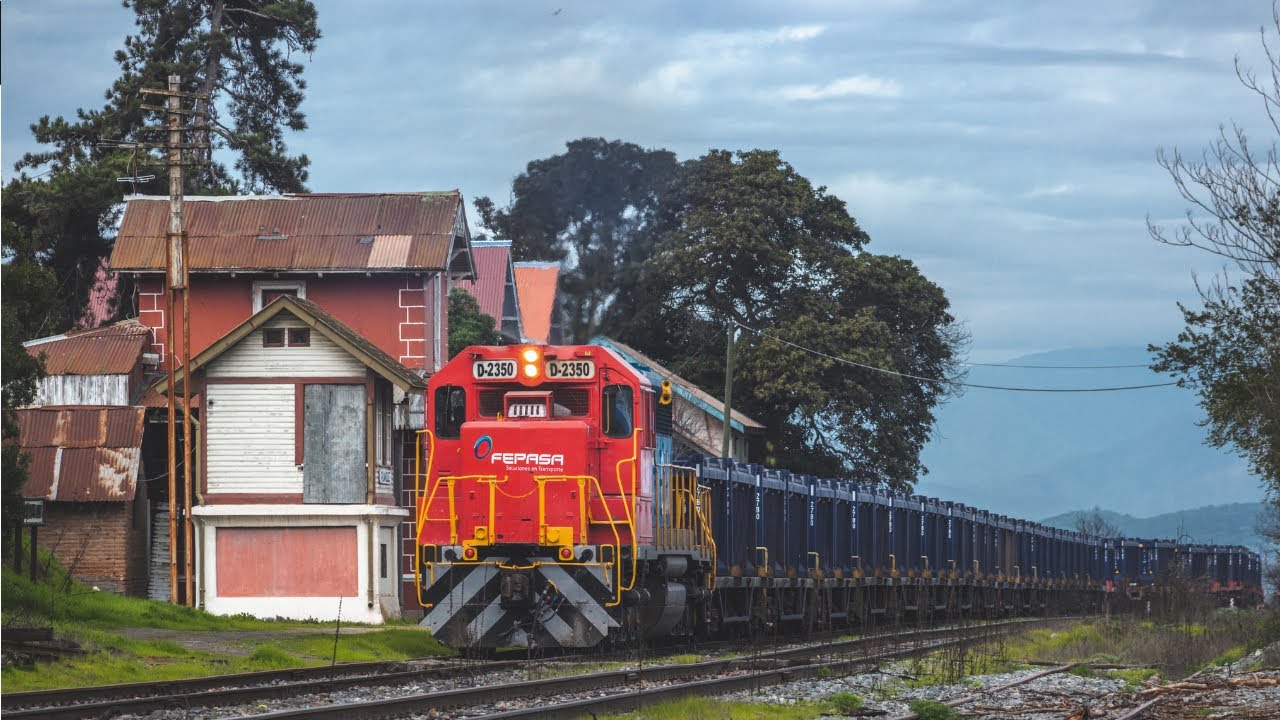 Persiguiendo la locomotora D-2350 con el nuevo tren minero de Fepasa hacia San Antonio