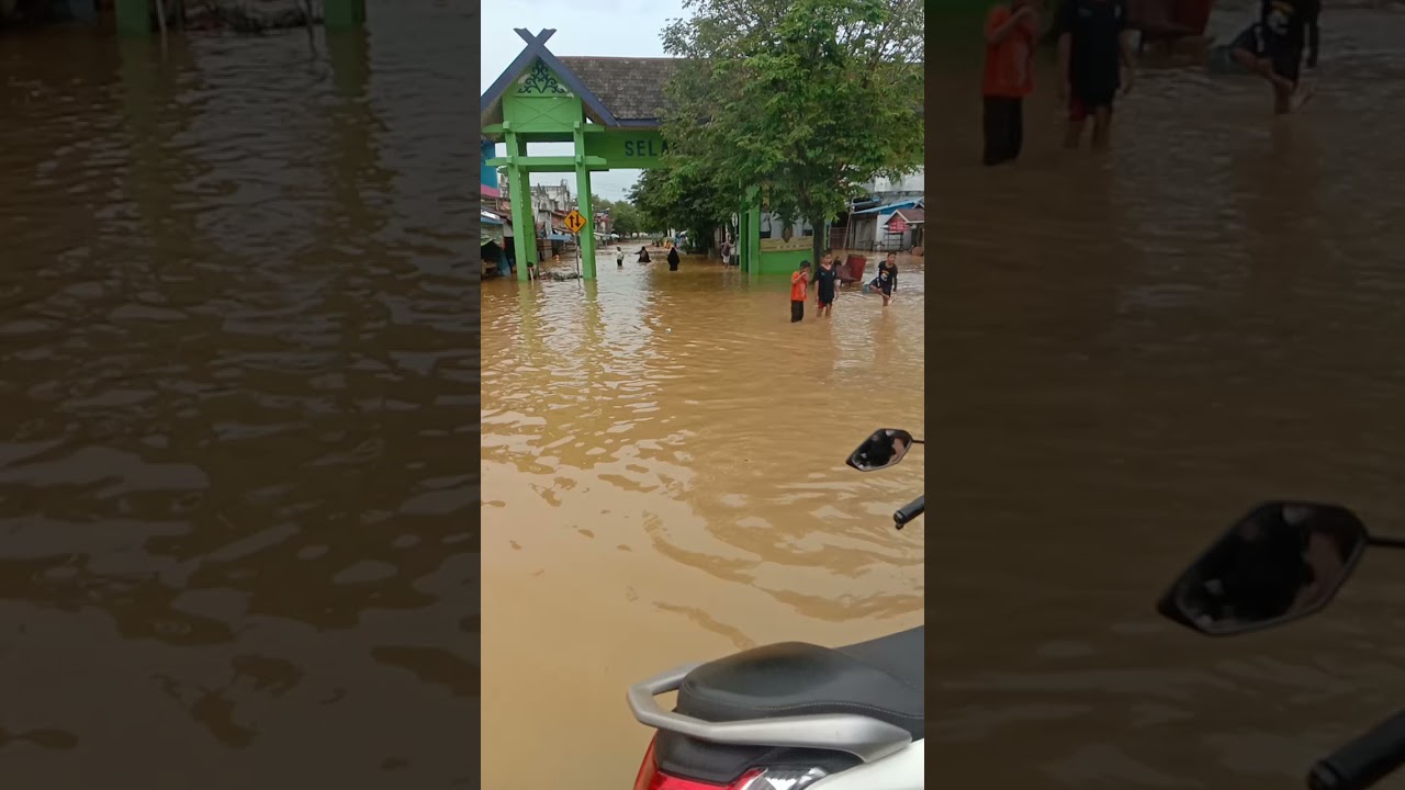banjir kota barabai di depan pintu masuk gerbang pasar terminal keramat barabai