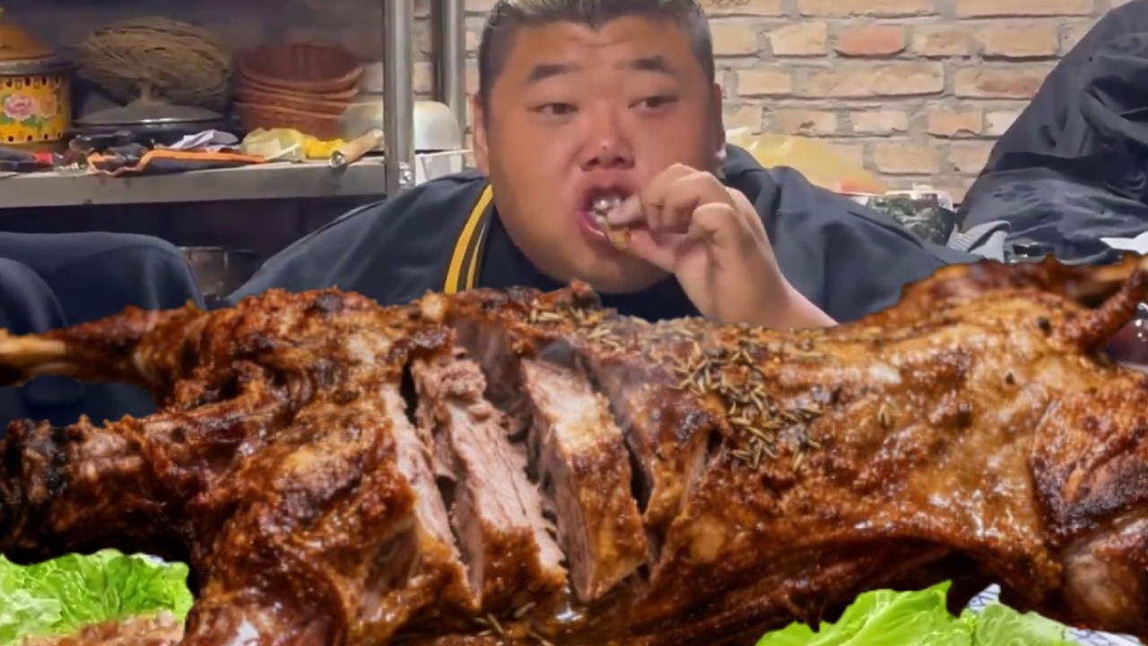 A whole lamb roasted for 3 hours – the sight alone is enough to make your mouth water!