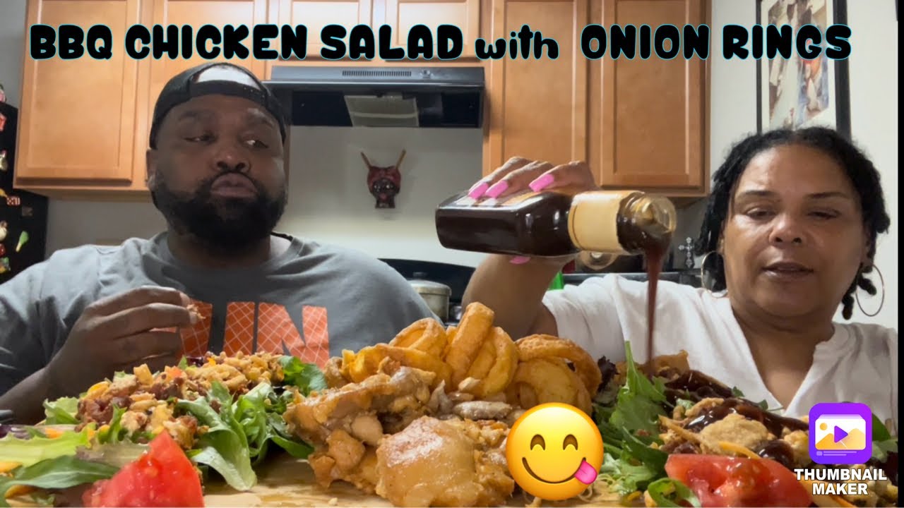 Салат с курицей барбекю и луковыми кольцами | Муббанг