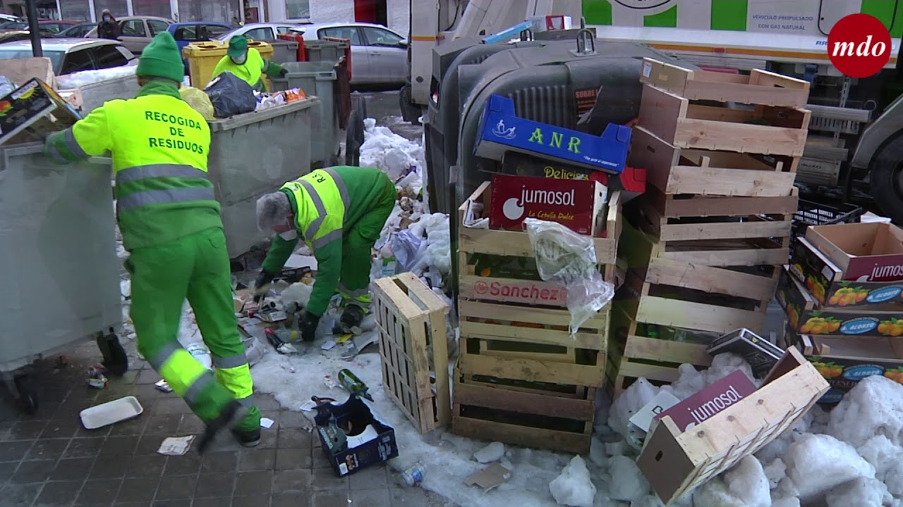 Paleando nieve y sin separar residuos: así recoge Madrid su basura tras Filomena