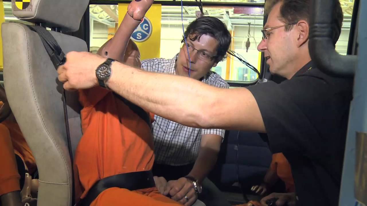 Crashtest mit einem Minibus