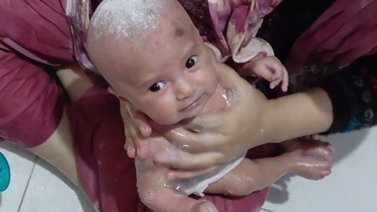 Ayat’s first bath after birth | ayat aaj pahli baar naha rhi @cutieayat01 