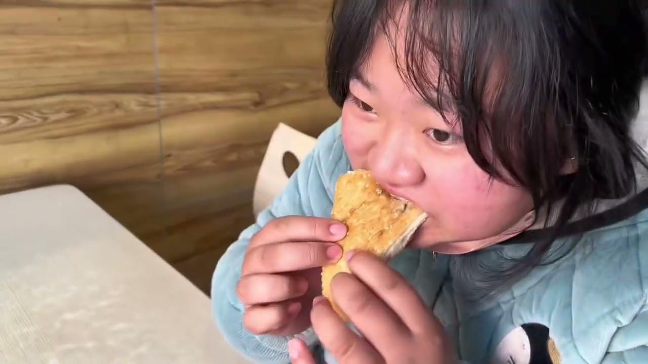 果然躲都躲不掉，只能有难同当喽，就是有点担心孩子，有没有好的办法……#我的乡村生活  #抖音乡村生活家#记录农村生活