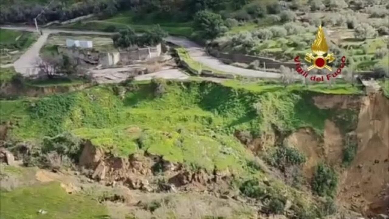 La frana di Niscemi vista dall'alto, il sopralluogo aereo dei vigili del fuoco