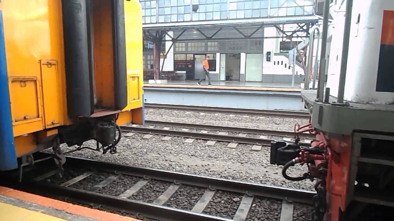 Proses Penyambungan Lokomotif ke Rangkaian Kereta Api 2