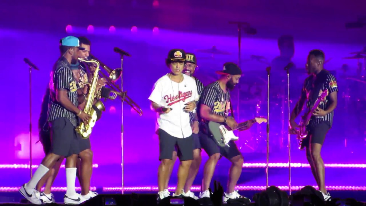 Bruno Mars - Uptown Funk - Live in Chile 2017