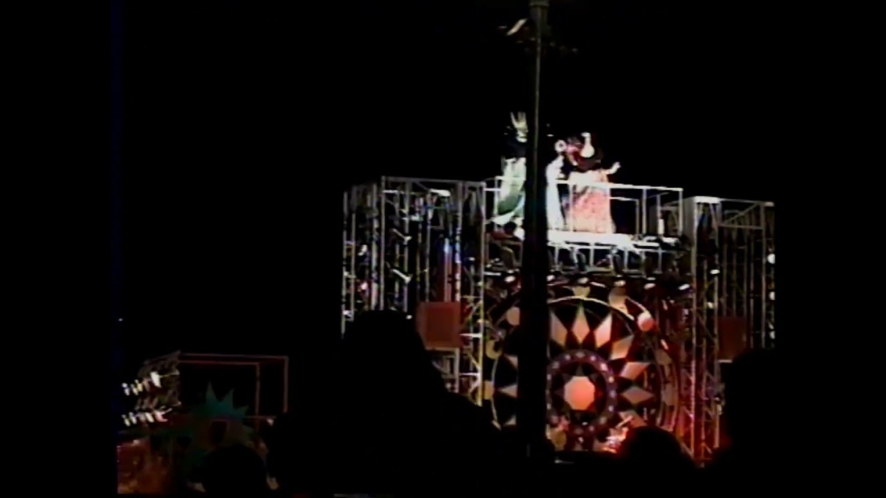 (1997-1998) TDL countdown parade 98
1997 12 31