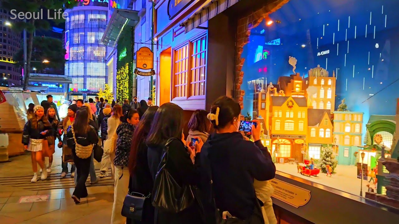 Myeongdong is starting to look like Christmas 🎄 November 2023 | Seoul, South Korea 명동 明洞