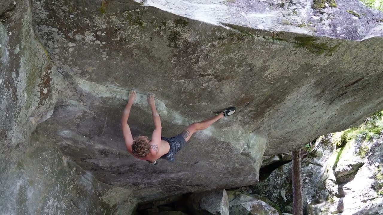Giel bouldert Power Bounce 8B in Magic Wood