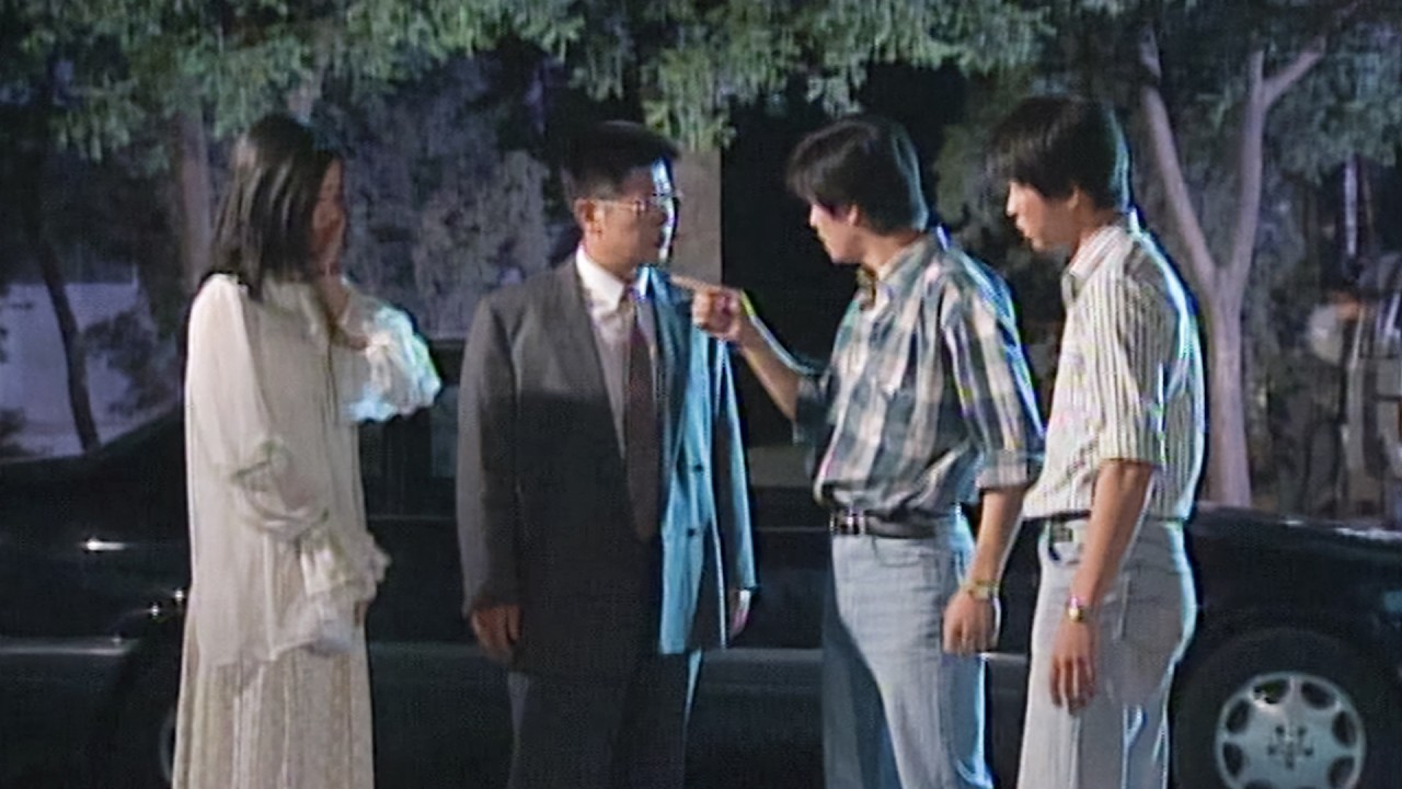 丈夫半夜出門接妻子下班，卻撞見妻子從富豪的車上下來！#家庭 #出轨 #伦理剧