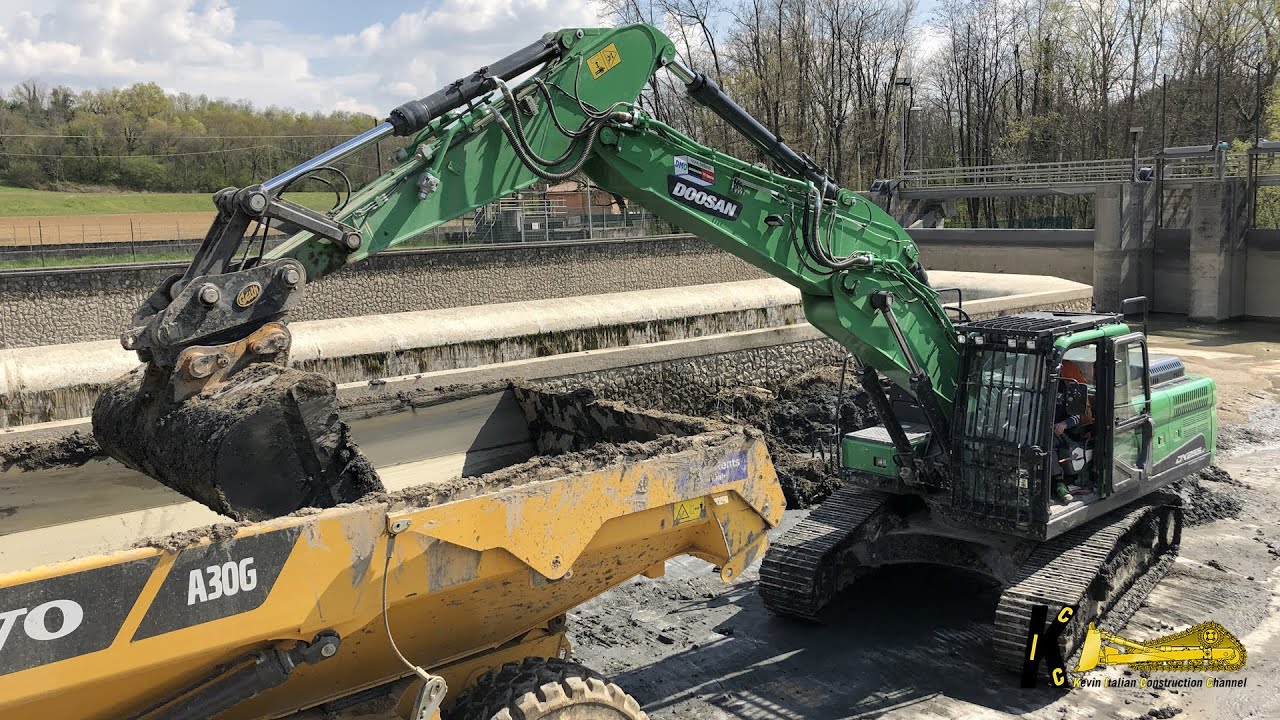 DOOSAN DX255 EXCAVATOR Digging and Loading DUMPER VOLVO A30G