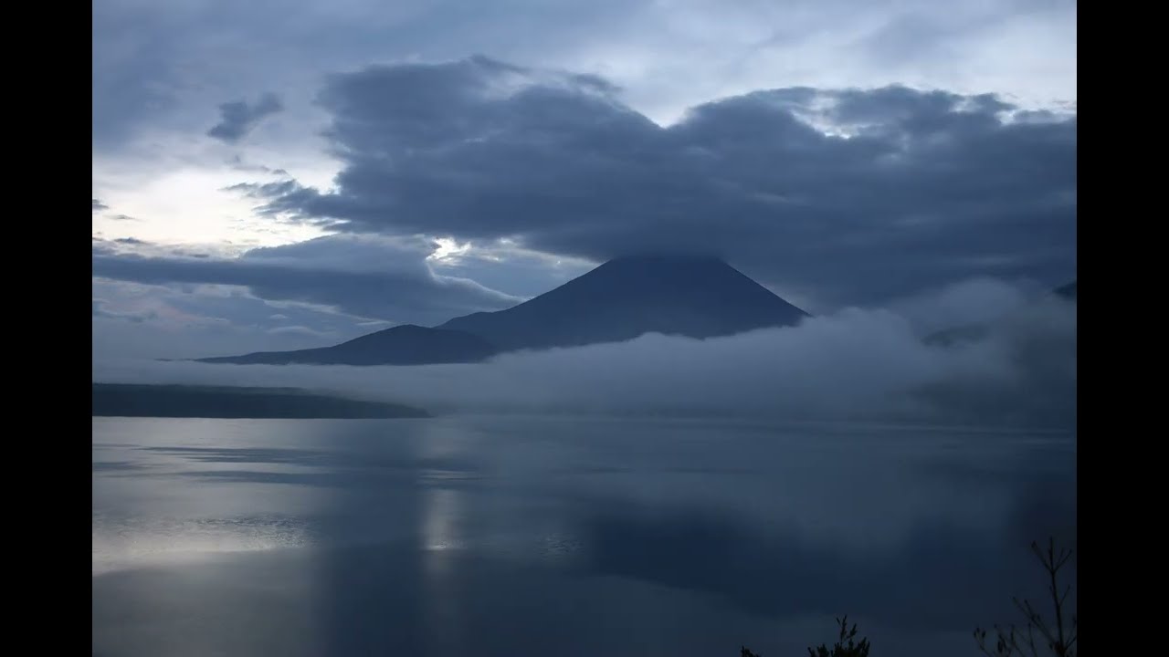 2020/12/12 4K Time-lapse Mt. Fuji sunlight through clouds from Motosuko
