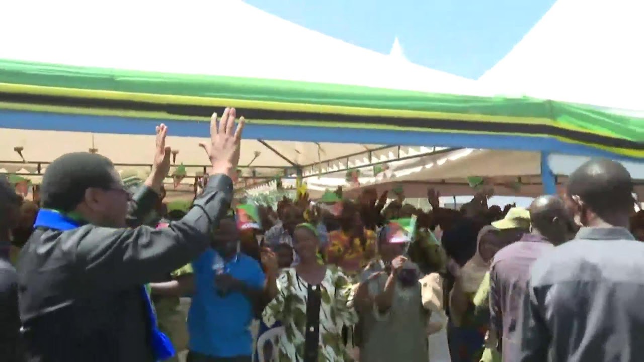 Waziri Mkuu anaweka jiwe la Msingi mradi wa Ujenzi Vituo vya Kusukuma Maji.
