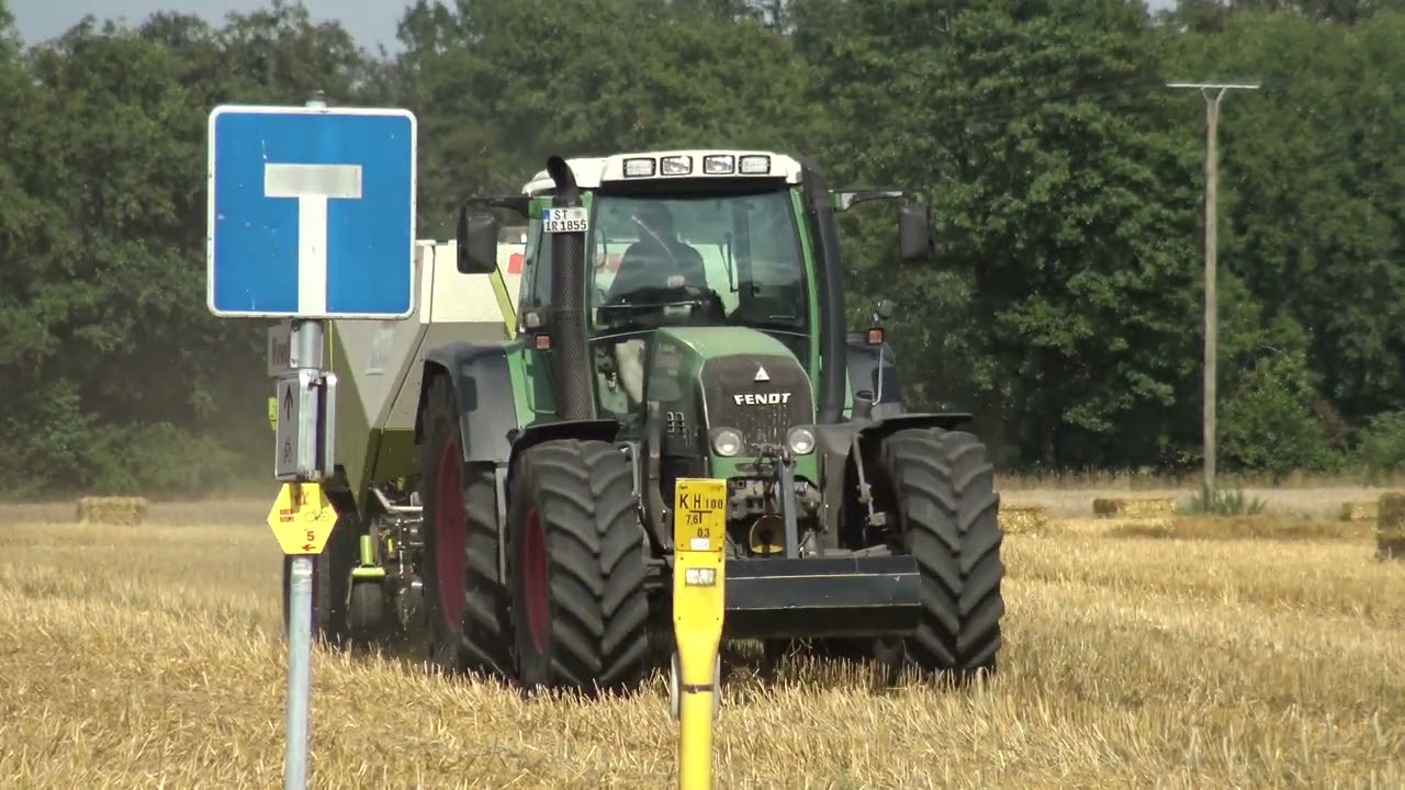 Hier ist ein Fendt 714 Vario mit einer Claas Quadrant 2200  Roto Cut zu sehen