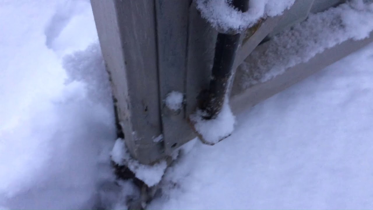 Угловые откатные ворота в снег