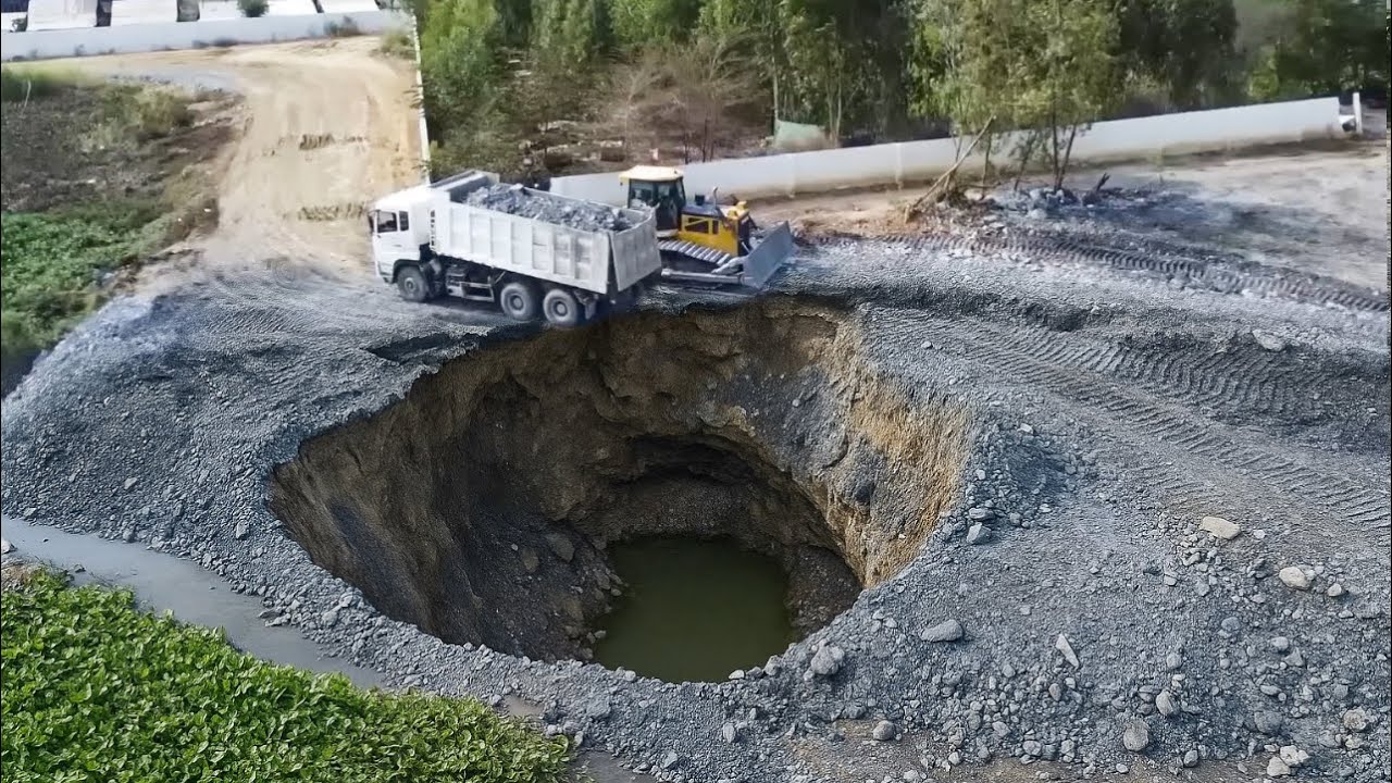 Great Work!! Shantui Bulldozer Pushing Stones Filling Sink Land With White 25T Dump Trucks