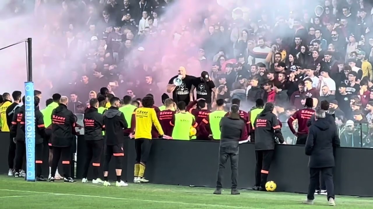 Salernitana, i tifosi caricano la squadra al termine dell’allenamento a porte aperte all’Arechi