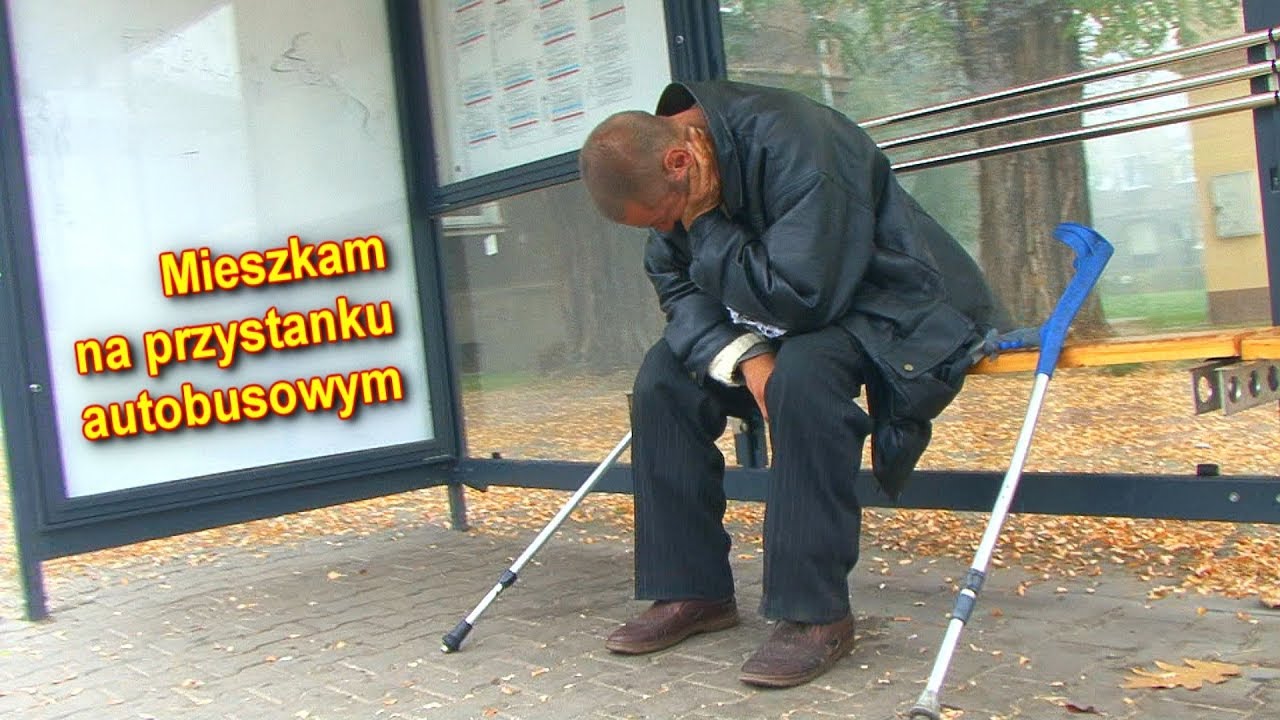 Bezdomny mieszka na przystanku autobusowym w centrum Tychów, od pół roku.