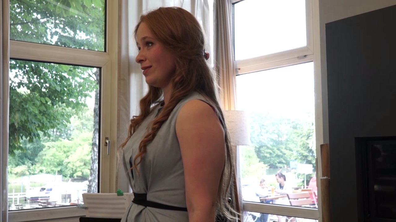 Alexandra Pyatkova singt und Anna Pogosyants spielt am Piano : Das gibt's nur einmal (Lilian Harvey)