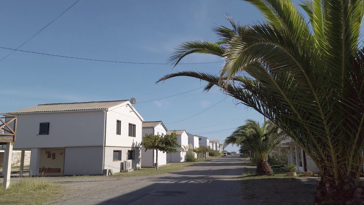 【4K】Lost in the middle of chalets beach, Gruissan | France