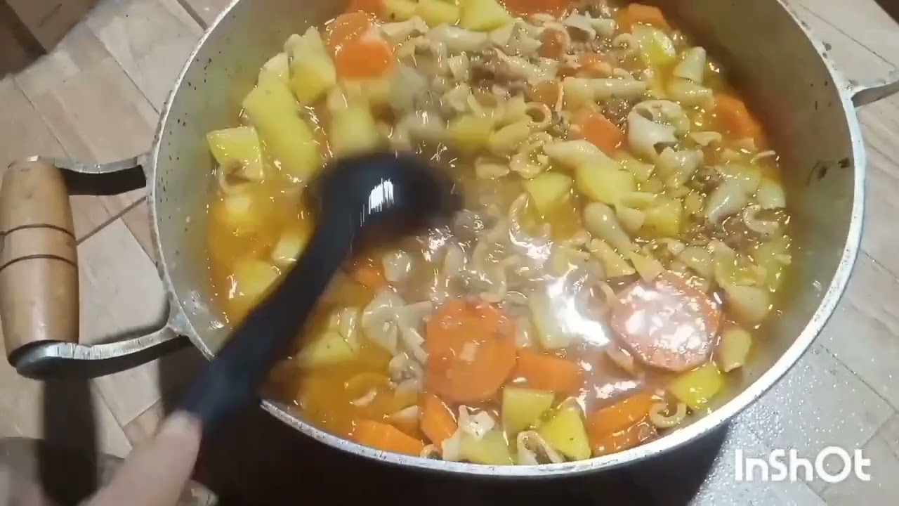 Minha noite aqui na roça/fiz sopa de carne moída no fogão a lenha