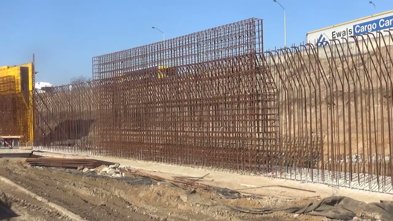 Budování opěrných stěn v rámci  rozšiřování  dálnice .
