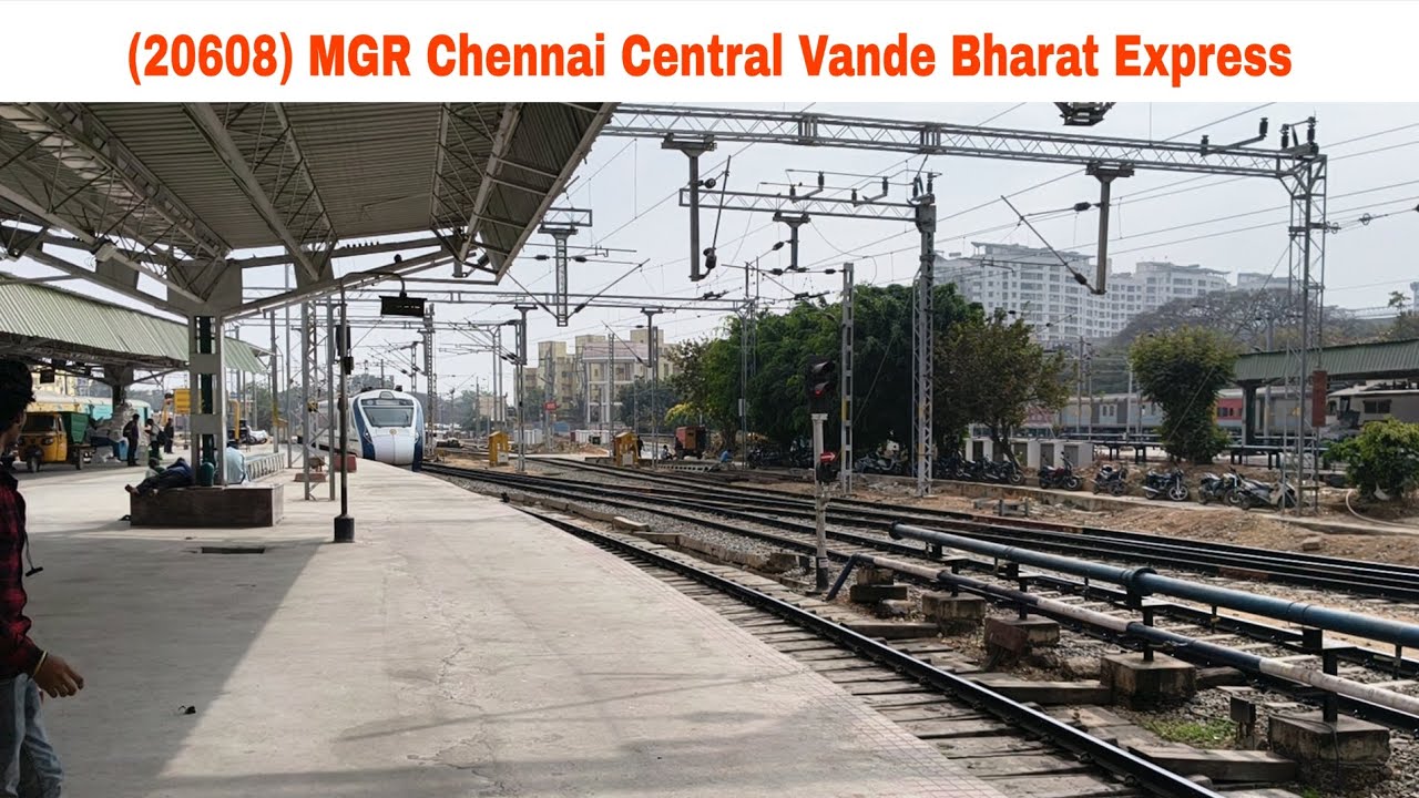 (20608)MGR Chennai Central Vande Bharat Express is Arriving at KSR Bangalore railway station PF no 6