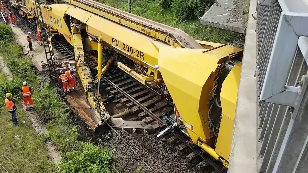 Planumsverbesserungsmaschine Gleisumbauzug Plasser&Theurer PM200-2R - Planumsaustausch