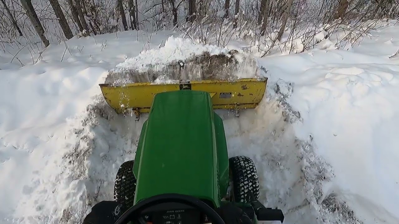 Очищаю всю подъездную дорожку всего за 18 минут с помощью John Deere 322 1992 года выпуска.