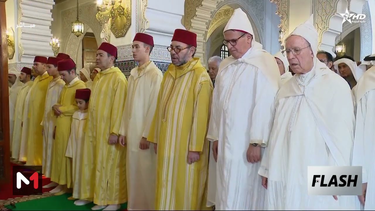 SM le Roi, Amir Al-Mouminine, accomplit la pri&egrave;re de l&acute;A&iuml;d Al-Fitr &agrave; la mosqu&eacute;e 
