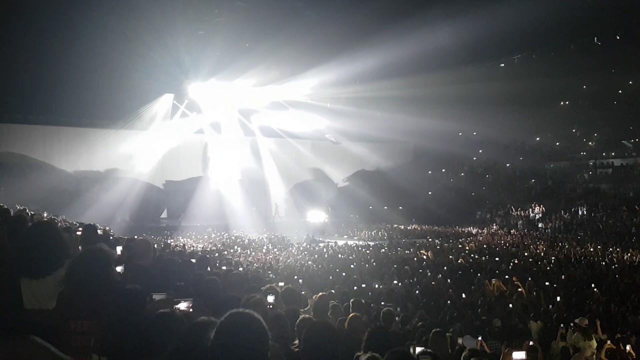 Ariana Grande : Dangerous Woman Tour live at Accor hotels Arena : intro+ be alright