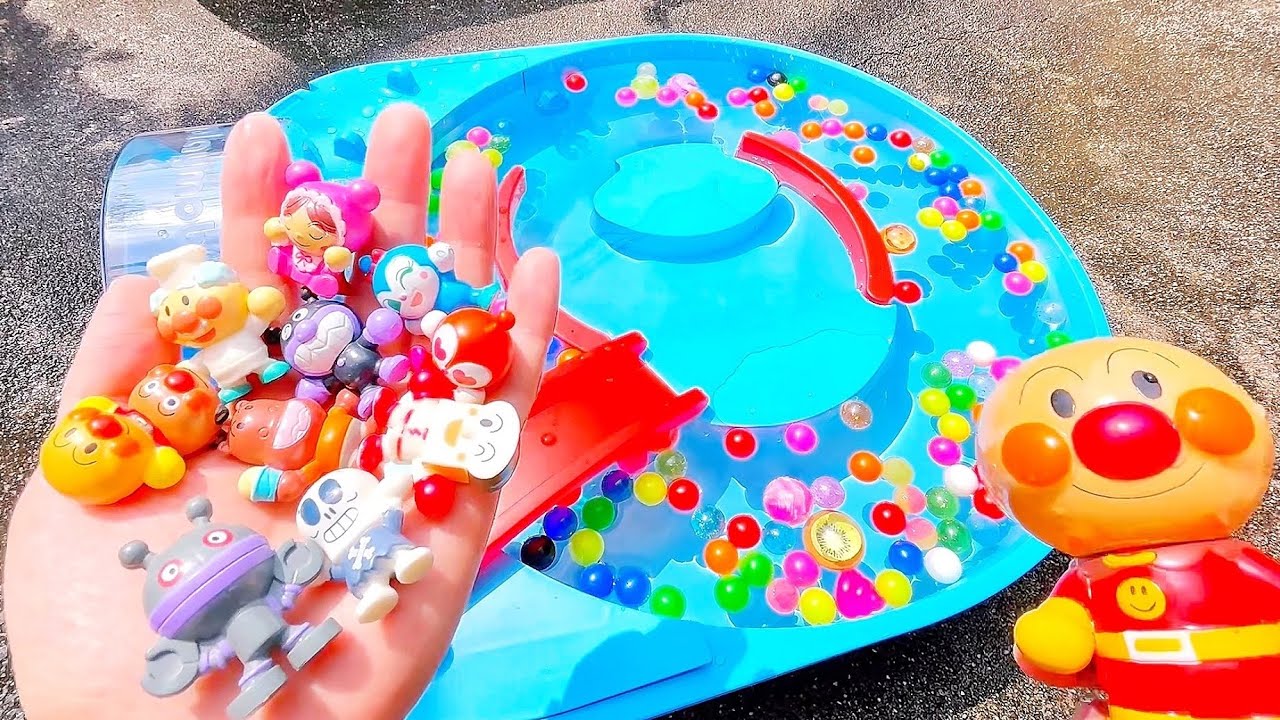 アンパンマンが流れるプールのおもちゃで遊ぶよ！スーパーボールでカラフルに！