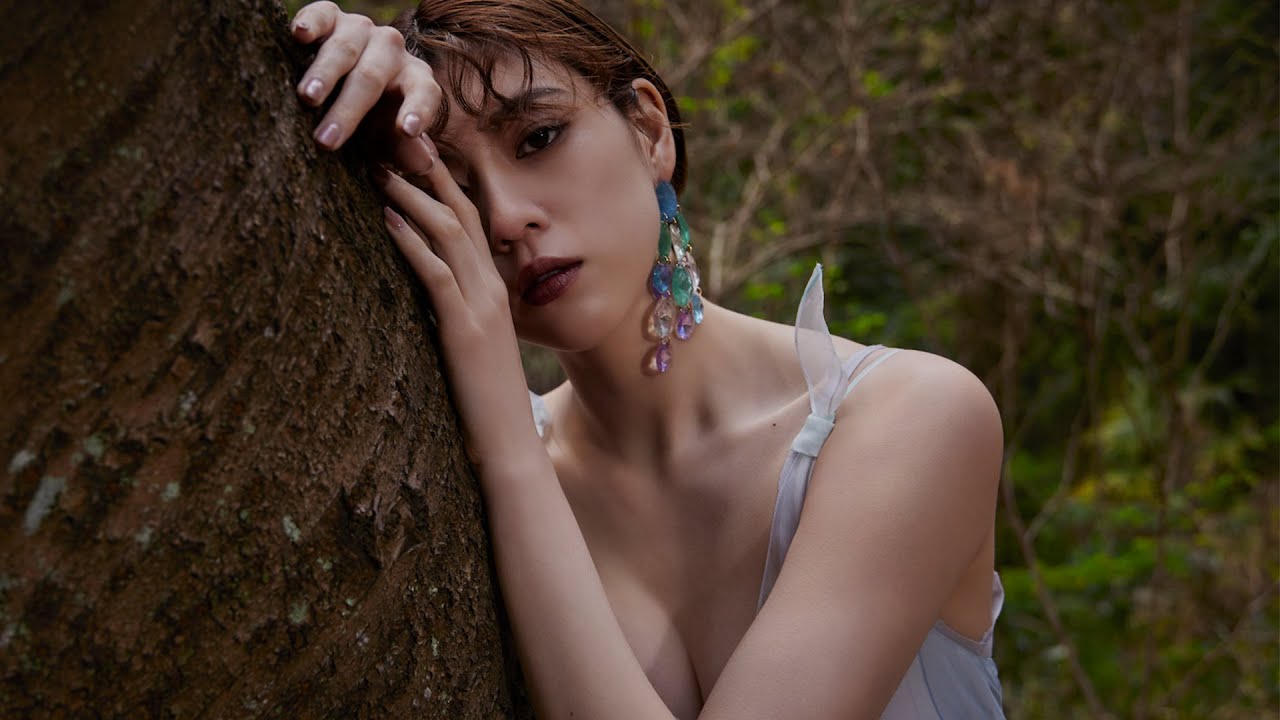 三吉彩花が大人の女性の魅力溢れるジョルジオアルマーニのドレスでキャンペーンムービーに登場