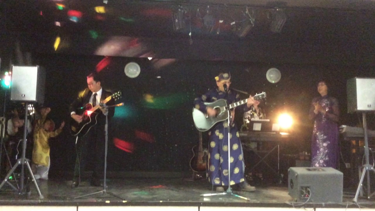 El&egrave;ve du cours de vietnamien chante 