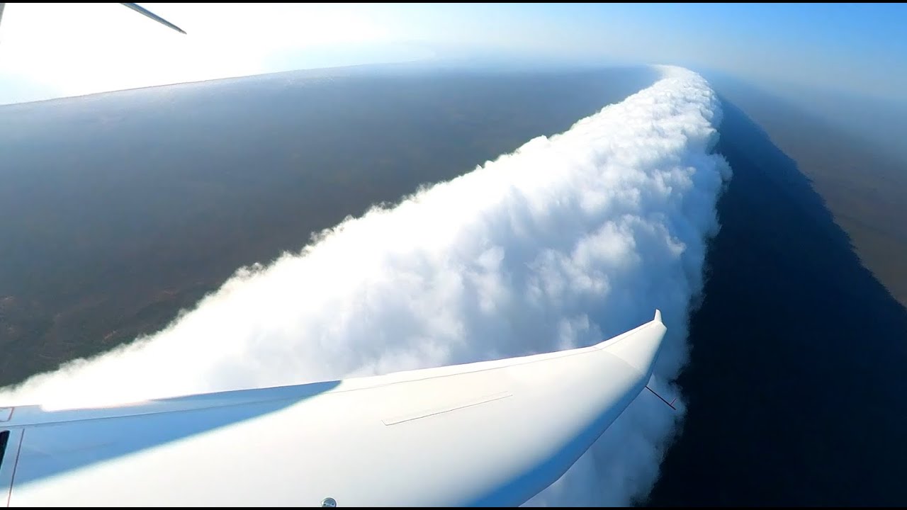 Returning to surf the worlds biggest wave, the morning glory cloud, in my Phoenix #motorglider