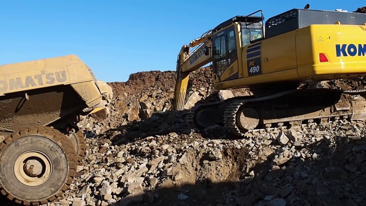 KOMATSU PC490 excavator loading a HM400 articulated dump truck