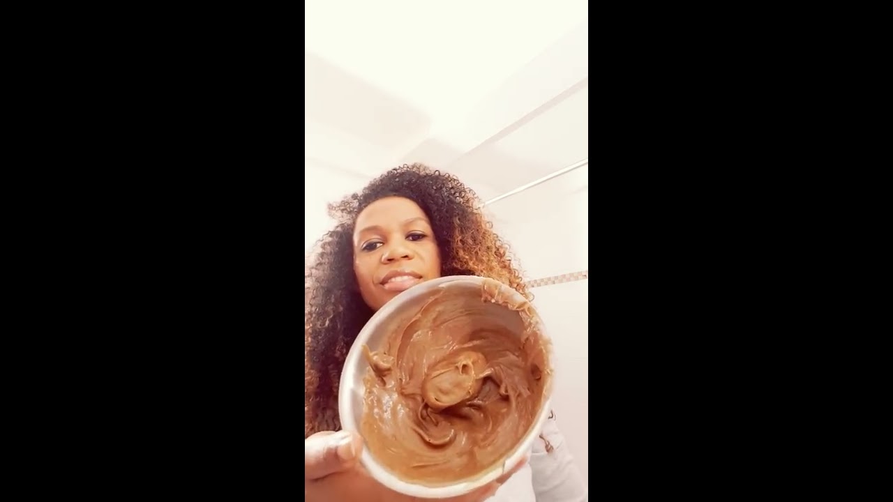 Pintar o cabelo com o pó de canela, passo a passo.