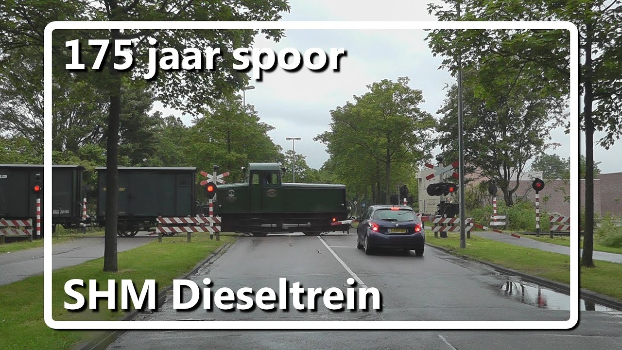 Dieseltrein van stoomtram Hoorn Medemblik langs spoorwegovergang!