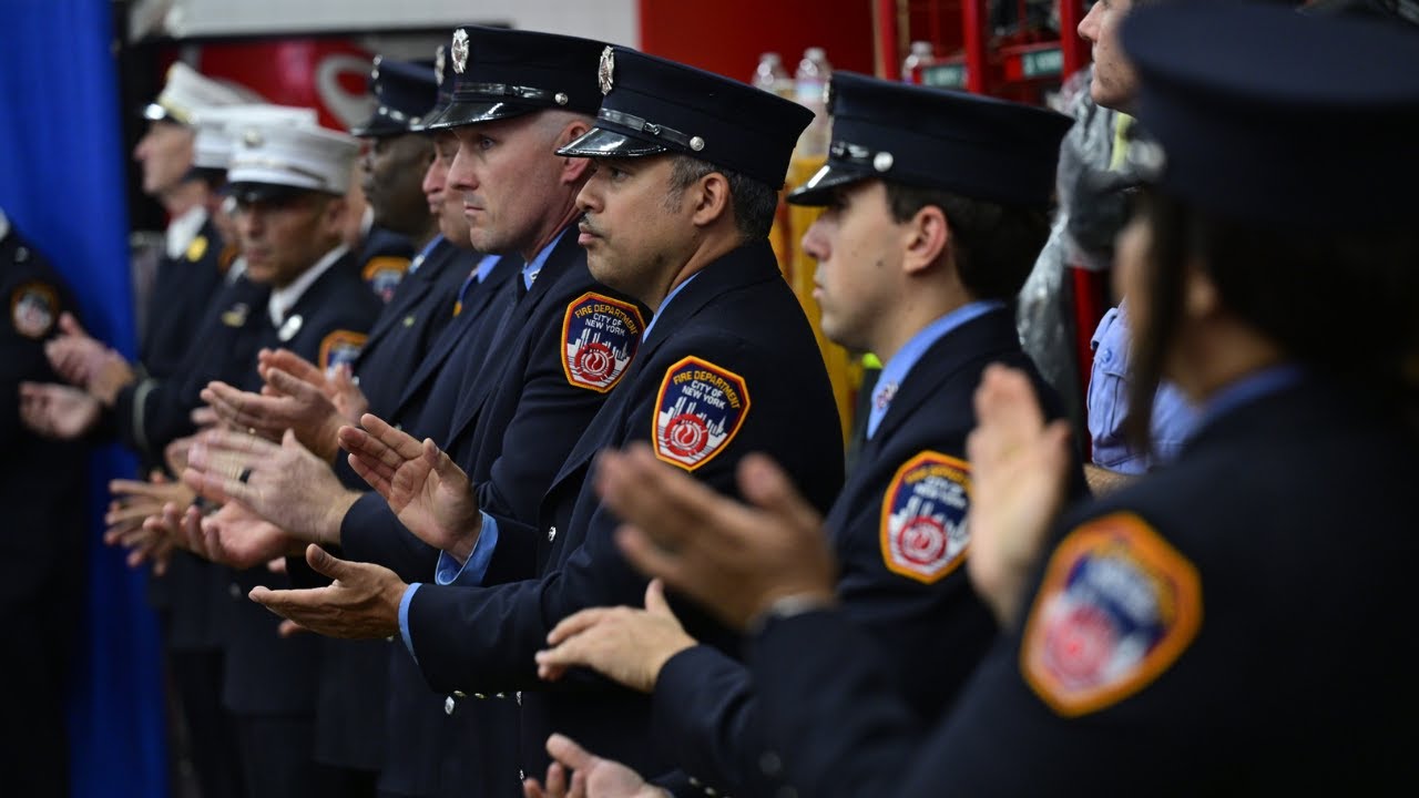 150-летие пожарной службы Нью-Йорка (FDNY) в Бронксе