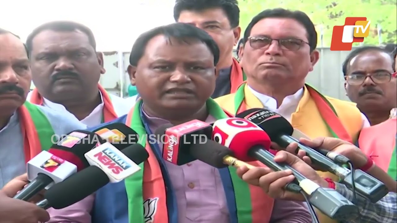 BJP leader Mohan Majhi with other leaders meet Guv Ganeshi Lal over Jaynarayan Mishra scuflle