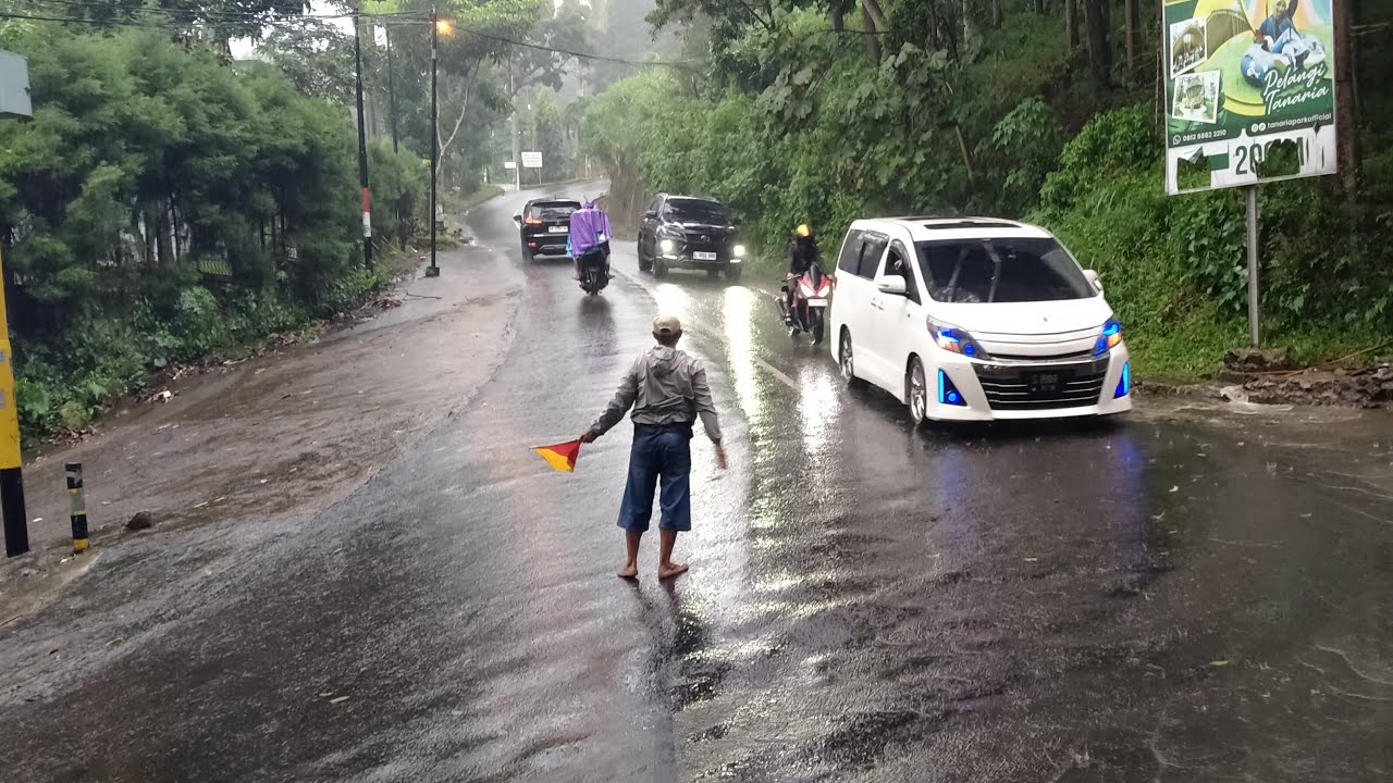 Ngerii hujan deras banyak pengendara Ndak mampu nanjak